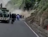 لحظة انهيار صخور جبلية دون إصابات فى مشهد مروع شمال الهند.. فيديو وصور
