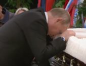 بوتين يحبس دموعه أمام نعش وزير الطوارئ الروسى خلال مراسم دفنه.. فيديو وصور