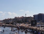 إقبال متوسط على شاطئ رأس البر فى العطلة الأسبوعية.. لايف وصور