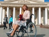 بعد كسر ساقها.. مغنية روسية تعود للمسرح بفضل هدية صديق لها بنصف مليون دولار "صور"