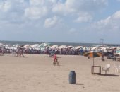 إقبال المواطنين على شاطئ بلاج رأس البر بدمياط.. لايف وصور