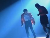 مايكل جاكسون ينافس مايكل جوردن في السلة ويعلمه رقصته الشهيرة "فيديو"