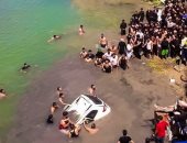 سيارة تحمل جنازة تسقط فى نهر من أعلى جسر الكوفة بالعراق.. فيديو