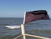 شاطئ بورسعيد يرفع الرايات السوداء بعد العثور على جثة شاب غريق .. لايف وصور