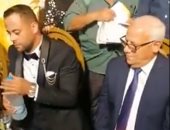 محافظ بورسعيد يشهد على عقد قران شاب طالبه بحضور حفل زفاف على السوشيال ميديا.. لايف