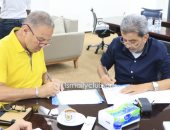 طلعت يوسف يوقع عقود تدريب الإسماعيلى لمدة موسم.. فيديو وصور