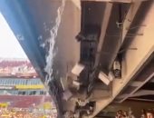 تسرب مياه على مدرج ملعب كرة قدم أمريكي يجبر الجماهير على الفرار.. فيديو