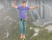 مسابقة للوقوف على حبال متحركة مربوطة على ارتفاع 450مترًا بجبال الألب..فيديو