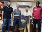 رئيس الزمالك يستقبل وفدا من الـ NBA والـ BAL