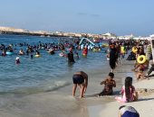 شواطئ مطروح تجذب آلاف المصطافين مع قرب نهاية المصيف.. فيديو وصور