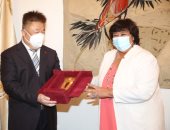 وزيرة الثقافة تهدى درعا تذكاريا لـ المستشار الثقافى الصينى بالقاهرة