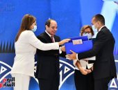 الرئيس السيسى يتسلم تقرير التنمية البشرية.. رئيس الوزراء: برنامج الإصلاح الاقتصادى ملحمة أشاد بها العالم.. وزيرة التخطيط: "حياة كريمة" من أكبر المبادرات.. الأمم المتحدة: نتعاون مع مصر لتحقيق التنمية المستدامة