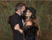 الحب فى زمن كورونا .. جينيفر لوبيز تقبل بن أفليك بـ"الكمامة" بحفل ميت جالا
