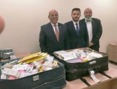 جمارك مطار القاهرة تحبط تهريب كمية من مستحضرات التجميل والسجائر والتبغ