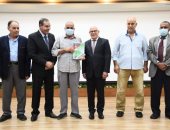 محافظ بورسعيد يسلم 13 عقد تمليك أراض للمزارعين بسهل الطينة.. صور