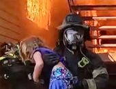 رجل إطفاء أمريكى ينقذ طفلة من شقة محترقة بطريقة بطولية.. فيديو