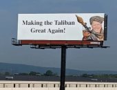 بايدن بالزى الأفغانى يحمل "أر بى جى" على لوحة إعلانية فى أمريكا.. صور