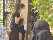 دنيا سمير غانم تزور قبر والدتها دلال عبد العزيز فى أول جمعة بعد الأربعين.. فيديو