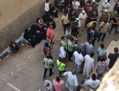 الأهالى ينتظرون خروج جثامين أب و3 من أبنائه من مستشفى بنى سويف التخصصى.. صور 