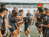 لاعبو الزمالك يستقبلون حمدى النقاز على طريقة "ثبت صنم".. صور