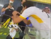 لقطة إنسانية رائعة من أحمد حجازى مع طفل بعد الفوز على النصر.. فيديو
