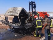 اشتعال النيران بسيارة نقل محملة بأجهزة رياضية بطريق غارب الغردقة دون إصابات.. صور