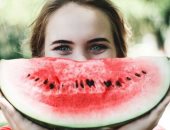 دراسة توضح سر السعادة عند تناول الفاكهة والخضروات وممارسة الرياضة 