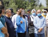 منال عوض ووفد طلاب جامعة دمياط فى زيارة تفقدية لمشروعات "حياة كريمة".. صور