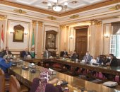 رئيس جامعة القاهرة يشدد على انتهاء تطعيم جرعة كورونا الأولى لجميع الطلاب والمنسوبين 