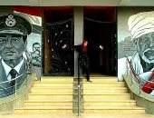 جدارية فى أسوان تجمع المشير طنطاوى وصاحب الشفرة النوبية فى حرب أكتوبر