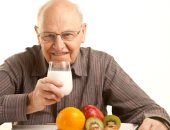 إزاى تهتم بصحة وتغذية كبار السن؟ استشاري طب مسنين يقدم الطريقة 