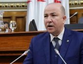 رئيس وزراء الجزائر تغلبه الدموع عند الحديث عن ندرة السلع ويعتذر للمواطنين