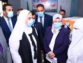 وزيرة التضامن ومحافظ الفيوم يتفقدان إحدى عيادات "2 كفاية".. صور 