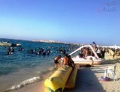 إقبال كبير من المصطافين على شواطئ مطروح مع نهاية المصيف.. فيديو وصور