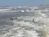 رفع الرايات السوداء.. شاهد ارتفاع الأمواج والتيارات المائية فى بحر بورسعيد