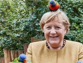 ميركل تودع حياتها السياسية بصور طريفة مع الطيور بعيدا عن البروتوكولات