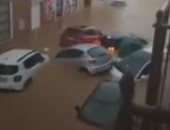 فيضانات تغمر مدينة إسبانية وتغرق عشرات السيارات تحت الماء.. فيديو