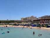 شواطئ البحر الأحمر تودع الصيف وتستقبل الخريف بانخفاض الإقبال على الشواطئ المختلفة.. أعداد قليلة من المواطنين منذ بداية اليوم.. والإشغالات السياحية مازالت مرتفعة داخل الفنادق المختلفة بالغردقة ومرسى علم.. صور