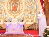 البابا تواضروس يصلى القداس الإلهى بكاتدرائية مارجرجس فى الخطاطبة.. صور