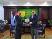 رئيس جامعة الإسكندرية يستقبل القنصل السعودى لبحث تعزيز التعاون