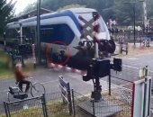 العناية الإلهية تنقذ سيدة من الموت دهسا تحت عجلات القطار بهولندا.. فيديو وصور