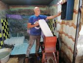 اعرف تاريخ الحرفة وفائدتها.. بائع الثلج فى سوق الأنصارى بالسويس.. لايف وصور