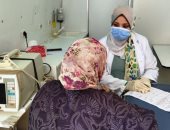 حياة كريمة بأسوان.. الكشف الطبى على 1928 مواطنا بقريتى إبريم وفارس.. صور