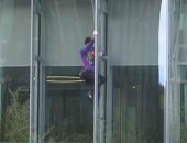 فرنسى يتسلق ناطحة سحاب ارتفاعها 160 مترا احتجاجا على سوء إدارة ملف تغير المناخ