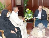 محافظ بنى سويف يستقبل أسرة الشهيد مجند "يحيى محمد يحيى" ويستمع لمطالبهم