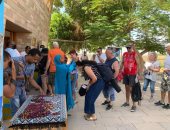 توزيع مشغولات نوبية على السائحين بمعبد أبوسمبل فى يوم السياحة العالمى.. صور