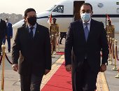 رئيس الوزراء يستقبل نائب الرئيس البرازيلى بمطار القاهرة .. صور