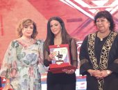 إلهام شاهين لـ دنيا وإيمي سمير غانم بعد تكريم والديهما الراحلين: بحبكم من كل قلبي