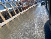كسر خط مياه بشارع الشيرتون بالغردقة يتسبب فى غرق الشارع 