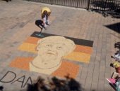 فنان من كوسوفو يرسم لوحة لأنجيلا ميركل بـ100كيلو من البذور.. فيديو